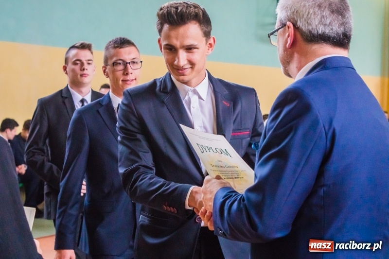 Zdjęcie w galerii na portalu naszraciborz.pl: Ponad setka absolwentów Mechanika odebrała świadectwa [FOTO] wiadomości z regionu
