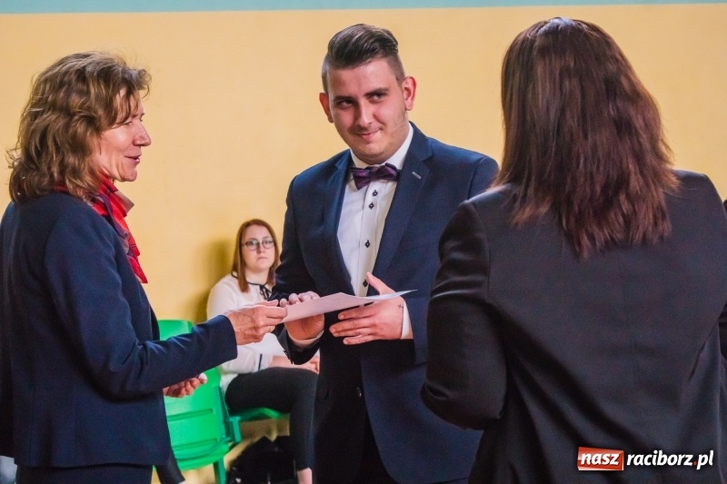 Zdjęcie w galerii na portalu naszraciborz.pl: Ponad setka absolwentów Mechanika odebrała świadectwa [FOTO] wiadomości z regionu