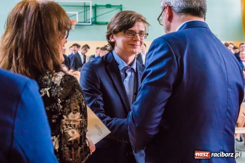 Zdjęcie w galerii na portalu naszraciborz.pl: Ponad setka absolwentów Mechanika odebrała świadectwa [FOTO] wiadomości z regionu