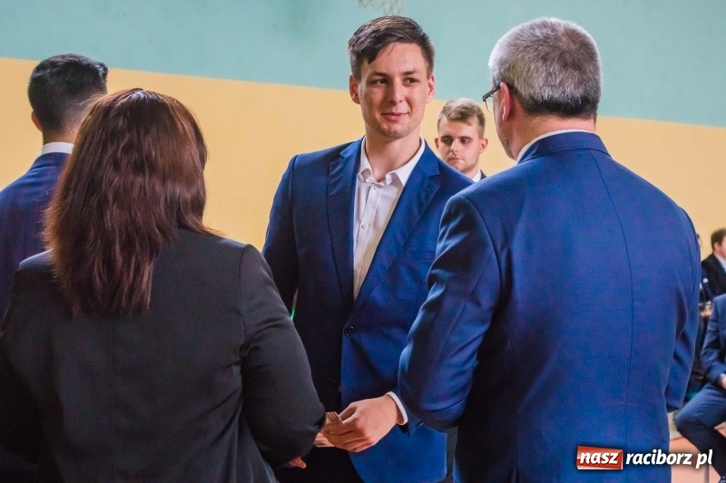 Zdjęcie w galerii na portalu naszraciborz.pl: Ponad setka absolwentów Mechanika odebrała świadectwa [FOTO] wiadomości z regionu