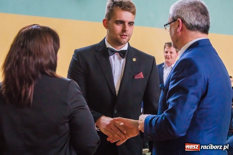 Zdjęcie w galerii na portalu naszraciborz.pl: Ponad setka absolwentów Mechanika odebrała świadectwa [FOTO] wiadomości z regionu