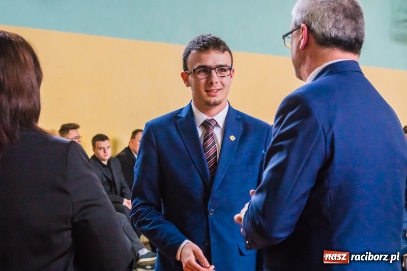 Zdjęcie w galerii na portalu naszraciborz.pl: Ponad setka absolwentów Mechanika odebrała świadectwa [FOTO] wiadomości z regionu