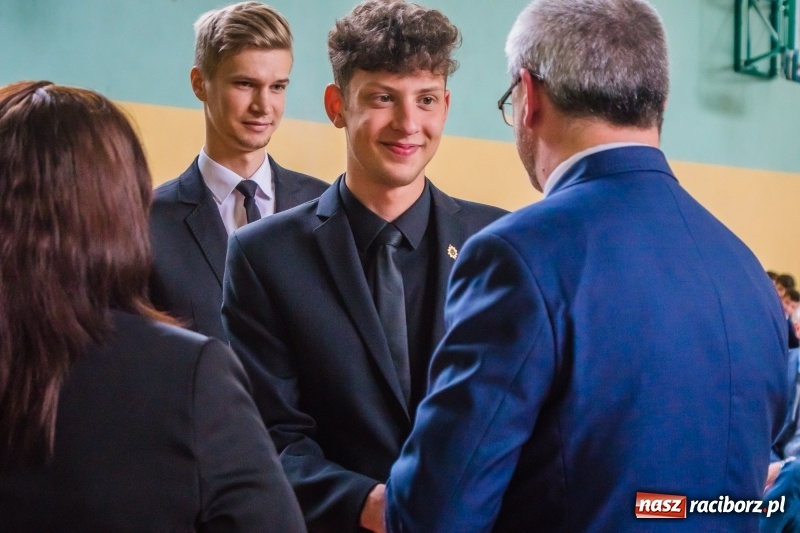 Zdjęcie w galerii na portalu naszraciborz.pl: Ponad setka absolwentów Mechanika odebrała świadectwa [FOTO] wiadomości z regionu