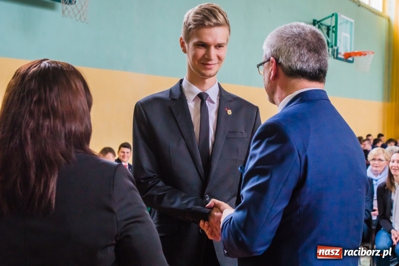 Zdjęcie w galerii na portalu naszraciborz.pl: Ponad setka absolwentów Mechanika odebrała świadectwa [FOTO] wiadomości z regionu