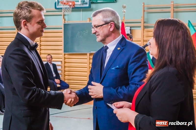Zdjęcie w galerii na portalu naszraciborz.pl: Ponad setka absolwentów Mechanika odebrała świadectwa [FOTO] wiadomości z regionu
