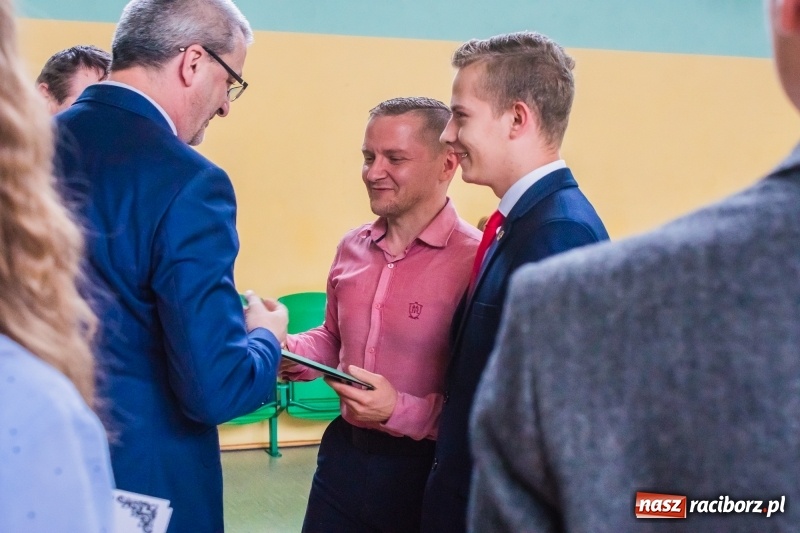 Zdjęcie w galerii na portalu naszraciborz.pl: Ponad setka absolwentów Mechanika odebrała świadectwa [FOTO] wiadomości z regionu