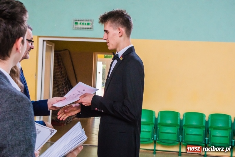 Zdjęcie w galerii na portalu naszraciborz.pl: Ponad setka absolwentów Mechanika odebrała świadectwa [FOTO] wiadomości z regionu