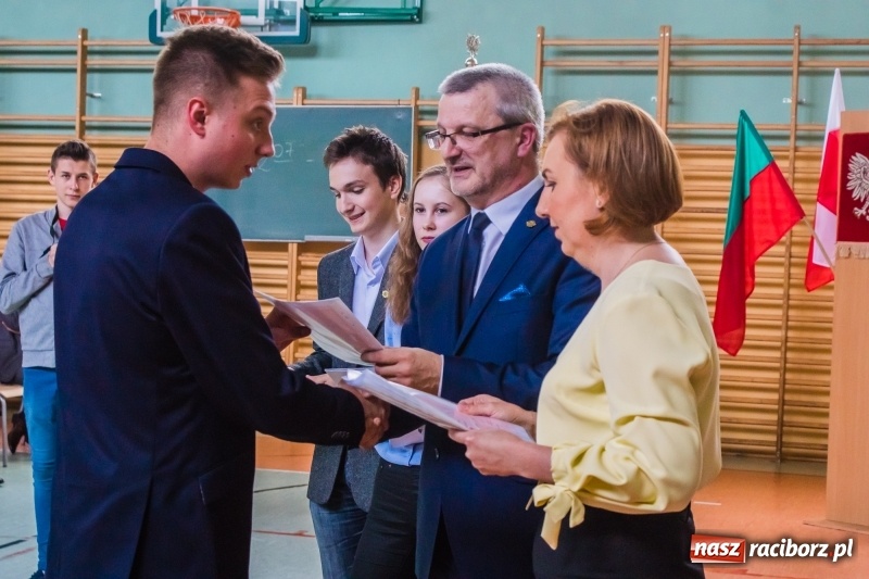 Zdjęcie w galerii na portalu naszraciborz.pl: Ponad setka absolwentów Mechanika odebrała świadectwa [FOTO] wiadomości z regionu