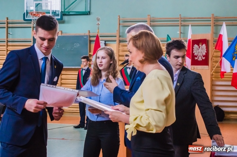 Zdjęcie w galerii na portalu naszraciborz.pl: Ponad setka absolwentów Mechanika odebrała świadectwa [FOTO] wiadomości z regionu