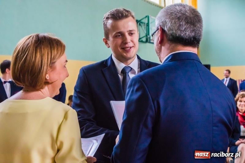 Zdjęcie w galerii na portalu naszraciborz.pl: Ponad setka absolwentów Mechanika odebrała świadectwa [FOTO] wiadomości z regionu