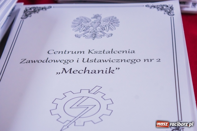 Zdjęcie w galerii na portalu naszraciborz.pl: Ponad setka absolwentów Mechanika odebrała świadectwa [FOTO] wiadomości z regionu