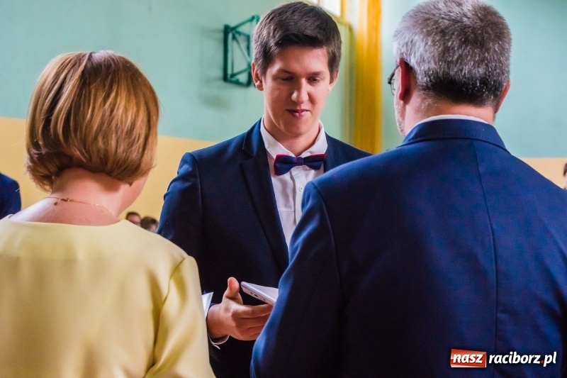 Zdjęcie w galerii na portalu naszraciborz.pl: Ponad setka absolwentów Mechanika odebrała świadectwa [FOTO] wiadomości z regionu