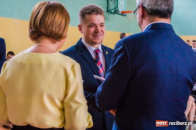 Zdjęcie w galerii na portalu naszraciborz.pl: Ponad setka absolwentów Mechanika odebrała świadectwa [FOTO] wiadomości z regionu