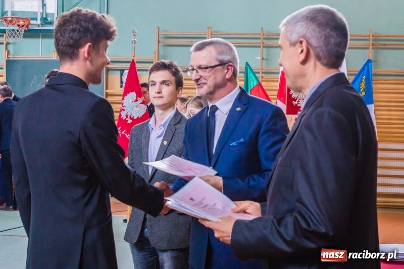 Zdjęcie w galerii na portalu naszraciborz.pl: Ponad setka absolwentów Mechanika odebrała świadectwa [FOTO] wiadomości z regionu