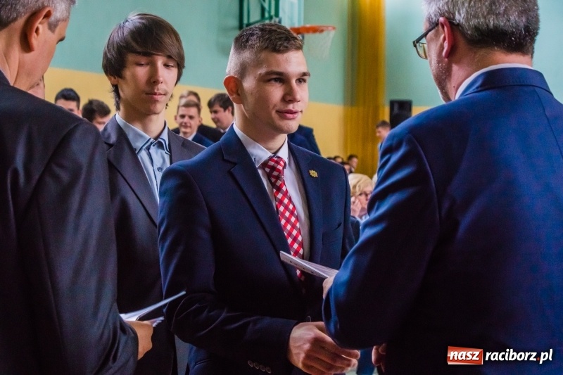 Zdjęcie w galerii na portalu naszraciborz.pl: Ponad setka absolwentów Mechanika odebrała świadectwa [FOTO] wiadomości z regionu