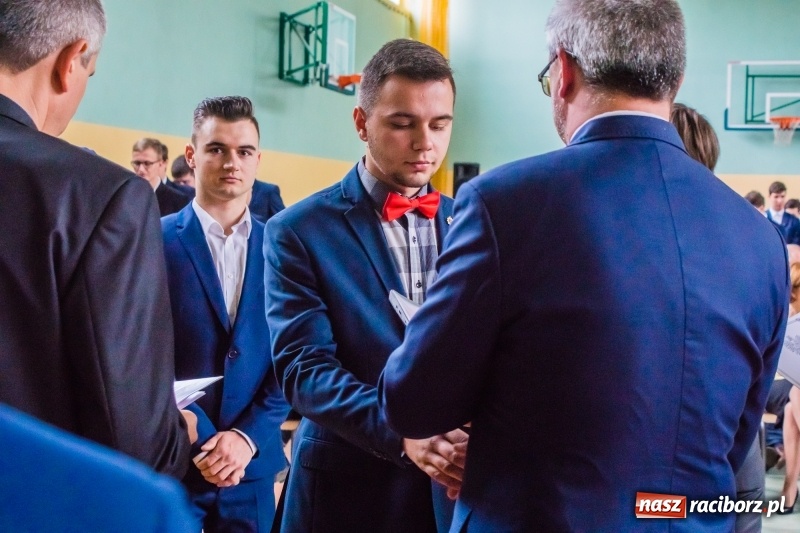 Zdjęcie w galerii na portalu naszraciborz.pl: Ponad setka absolwentów Mechanika odebrała świadectwa [FOTO] wiadomości z regionu