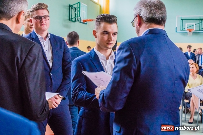 Zdjęcie w galerii na portalu naszraciborz.pl: Ponad setka absolwentów Mechanika odebrała świadectwa [FOTO] wiadomości z regionu