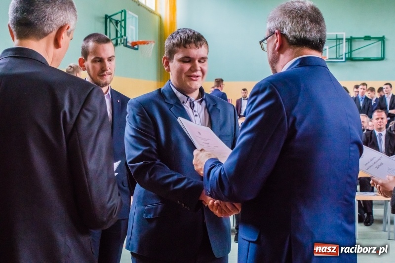 Zdjęcie w galerii na portalu naszraciborz.pl: Ponad setka absolwentów Mechanika odebrała świadectwa [FOTO] wiadomości z regionu