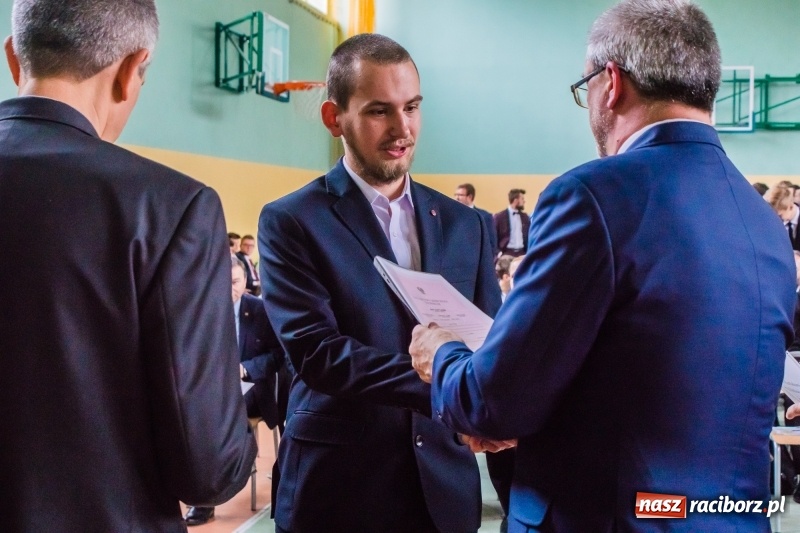 Zdjęcie w galerii na portalu naszraciborz.pl: Ponad setka absolwentów Mechanika odebrała świadectwa [FOTO] wiadomości z regionu