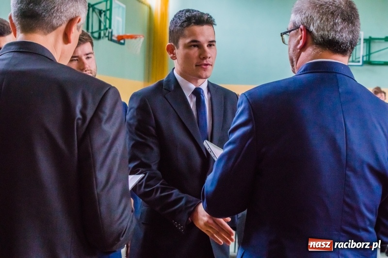 Zdjęcie w galerii na portalu naszraciborz.pl: Ponad setka absolwentów Mechanika odebrała świadectwa [FOTO] wiadomości z regionu