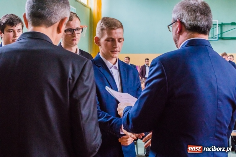 Zdjęcie w galerii na portalu naszraciborz.pl: Ponad setka absolwentów Mechanika odebrała świadectwa [FOTO] wiadomości z regionu