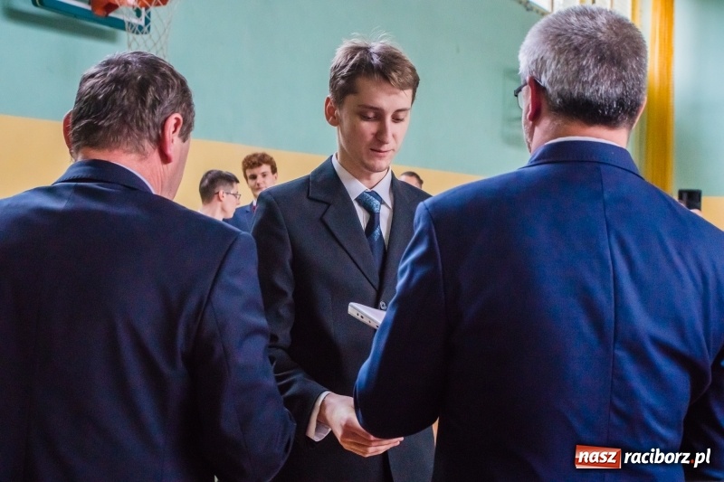 Zdjęcie w galerii na portalu naszraciborz.pl: Ponad setka absolwentów Mechanika odebrała świadectwa [FOTO] wiadomości z regionu