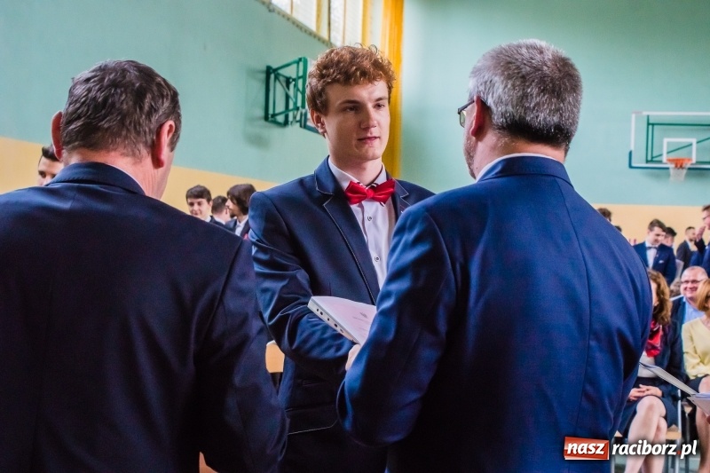 Zdjęcie w galerii na portalu naszraciborz.pl: Ponad setka absolwentów Mechanika odebrała świadectwa [FOTO] wiadomości z regionu