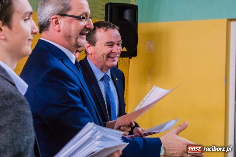 Zdjęcie w galerii na portalu naszraciborz.pl: Ponad setka absolwentów Mechanika odebrała świadectwa [FOTO] wiadomości z regionu