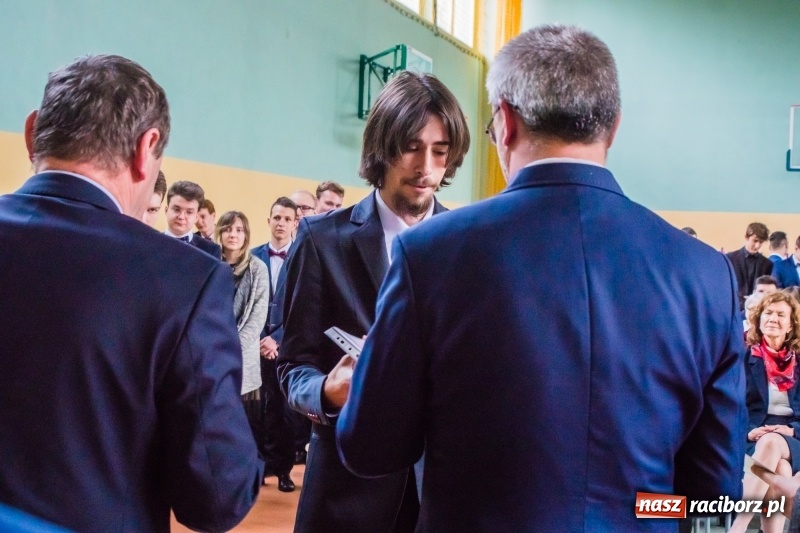 Zdjęcie w galerii na portalu naszraciborz.pl: Ponad setka absolwentów Mechanika odebrała świadectwa [FOTO] wiadomości z regionu