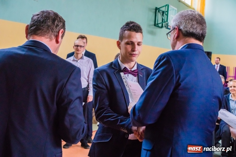 Zdjęcie w galerii na portalu naszraciborz.pl: Ponad setka absolwentów Mechanika odebrała świadectwa [FOTO] wiadomości z regionu