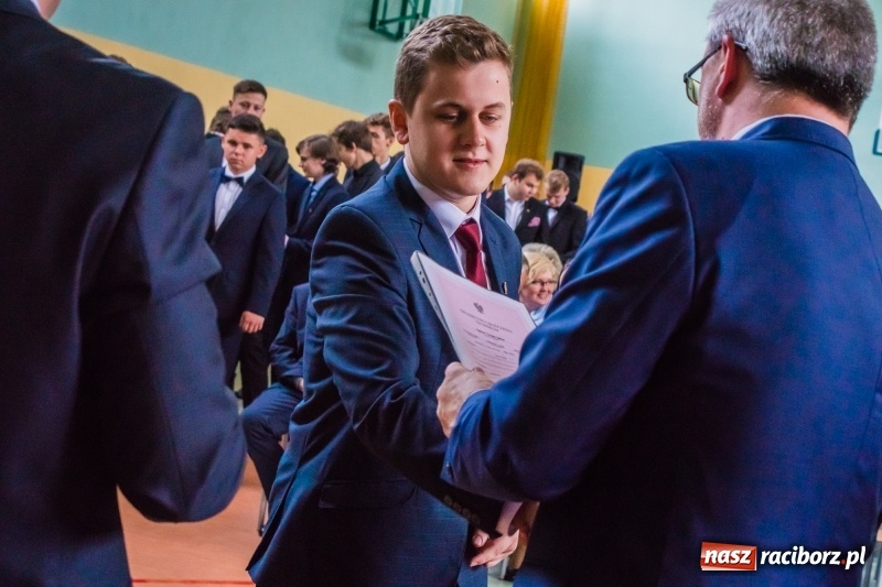 Zdjęcie w galerii na portalu naszraciborz.pl: Ponad setka absolwentów Mechanika odebrała świadectwa [FOTO] wiadomości z regionu
