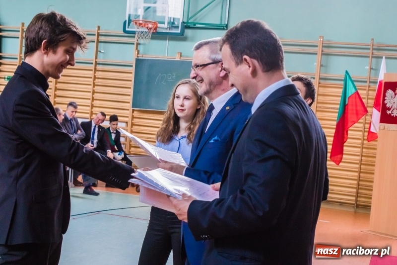 Zdjęcie w galerii na portalu naszraciborz.pl: Ponad setka absolwentów Mechanika odebrała świadectwa [FOTO] wiadomości z regionu