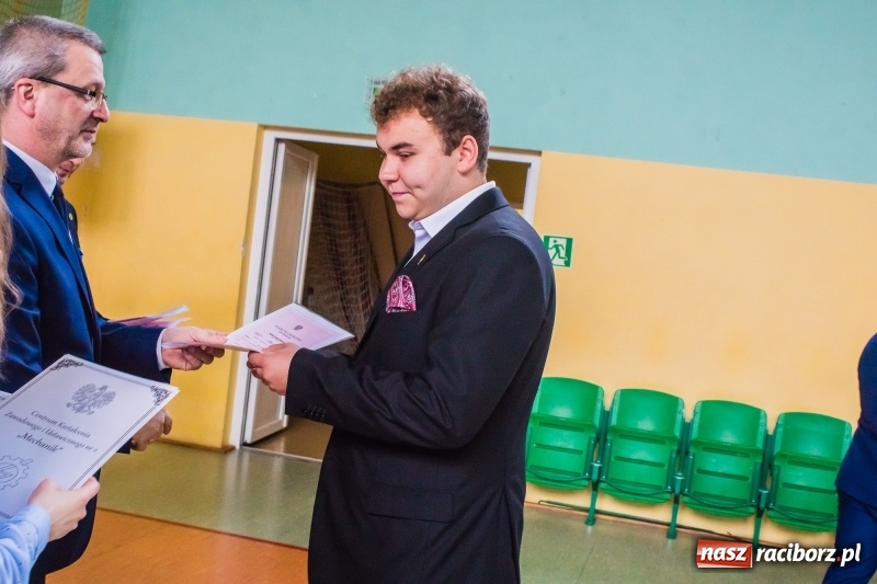 Zdjęcie w galerii na portalu naszraciborz.pl: Ponad setka absolwentów Mechanika odebrała świadectwa [FOTO] wiadomości z regionu