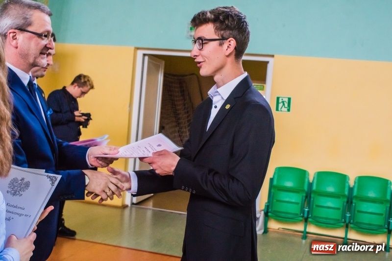 Zdjęcie w galerii na portalu naszraciborz.pl: Ponad setka absolwentów Mechanika odebrała świadectwa [FOTO] wiadomości z regionu
