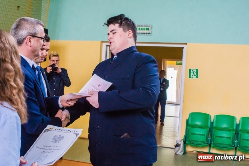 Zdjęcie w galerii na portalu naszraciborz.pl: Ponad setka absolwentów Mechanika odebrała świadectwa [FOTO] wiadomości z regionu