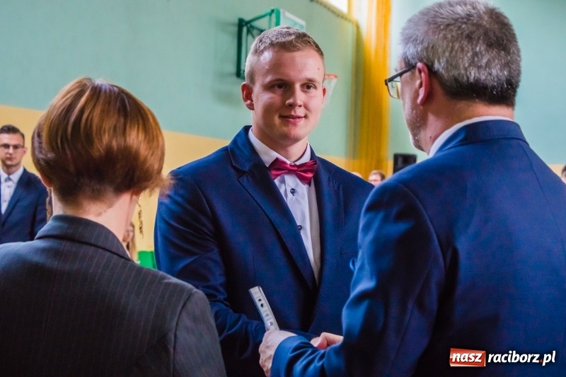 Zdjęcie w galerii na portalu naszraciborz.pl: Ponad setka absolwentów Mechanika odebrała świadectwa [FOTO] wiadomości z regionu