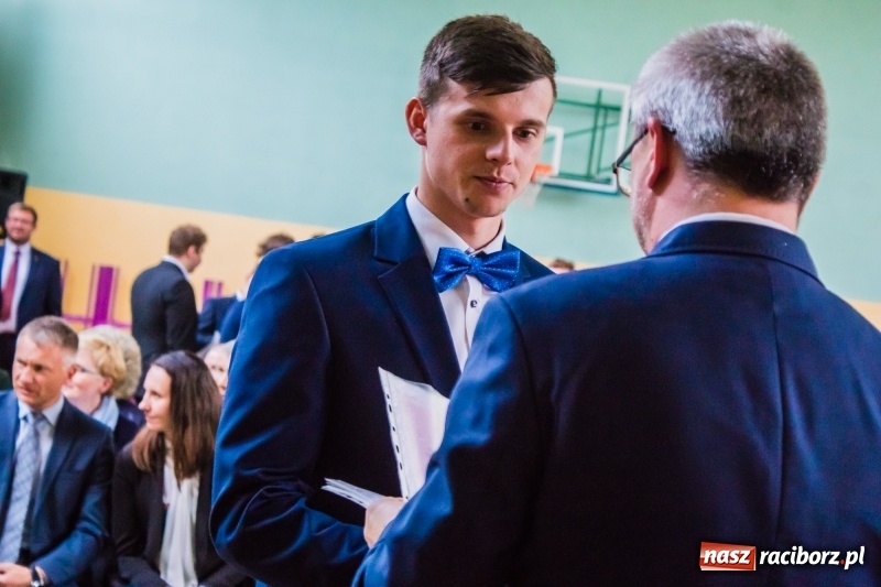 Zdjęcie w galerii na portalu naszraciborz.pl: Ponad setka absolwentów Mechanika odebrała świadectwa [FOTO] wiadomości z regionu