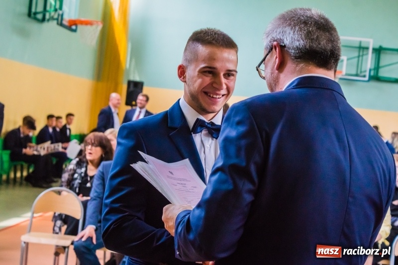 Zdjęcie w galerii na portalu naszraciborz.pl: Ponad setka absolwentów Mechanika odebrała świadectwa [FOTO] wiadomości z regionu