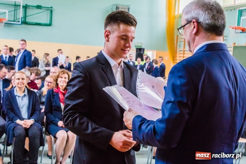 Zdjęcie w galerii na portalu naszraciborz.pl: Ponad setka absolwentów Mechanika odebrała świadectwa [FOTO] wiadomości z regionu