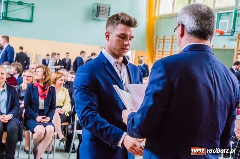 Zdjęcie w galerii na portalu naszraciborz.pl: Ponad setka absolwentów Mechanika odebrała świadectwa [FOTO] wiadomości z regionu