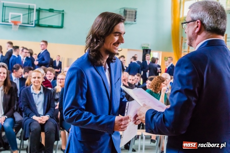 Zdjęcie w galerii na portalu naszraciborz.pl: Ponad setka absolwentów Mechanika odebrała świadectwa [FOTO] wiadomości z regionu
