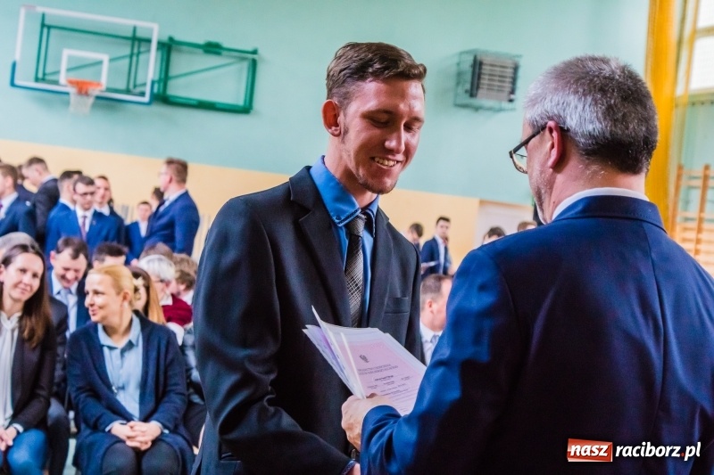 Zdjęcie w galerii na portalu naszraciborz.pl: Ponad setka absolwentów Mechanika odebrała świadectwa [FOTO] wiadomości z regionu