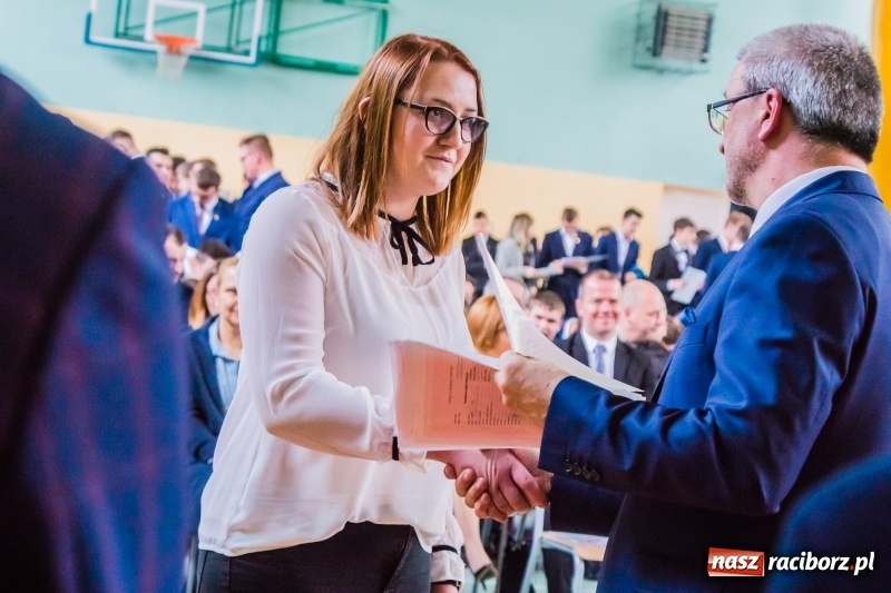 Zdjęcie w galerii na portalu naszraciborz.pl: Ponad setka absolwentów Mechanika odebrała świadectwa [FOTO] wiadomości z regionu