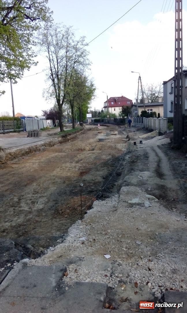 Zdjęcie w galerii na portalu naszraciborz.pl: Remont Łąkowej. Mieszkańcy brną w błocie! Budowlańców nie widać  wiadomości z regionu