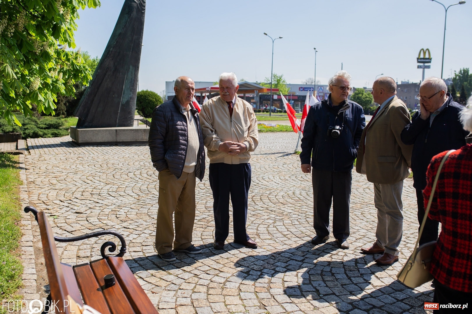 Zdjęcie w galerii na portalu naszraciborz.pl: Niech się święci 1 Maja. Lewica pod pomnikiem Matki Polki [FOTO] wiadomości z regionu