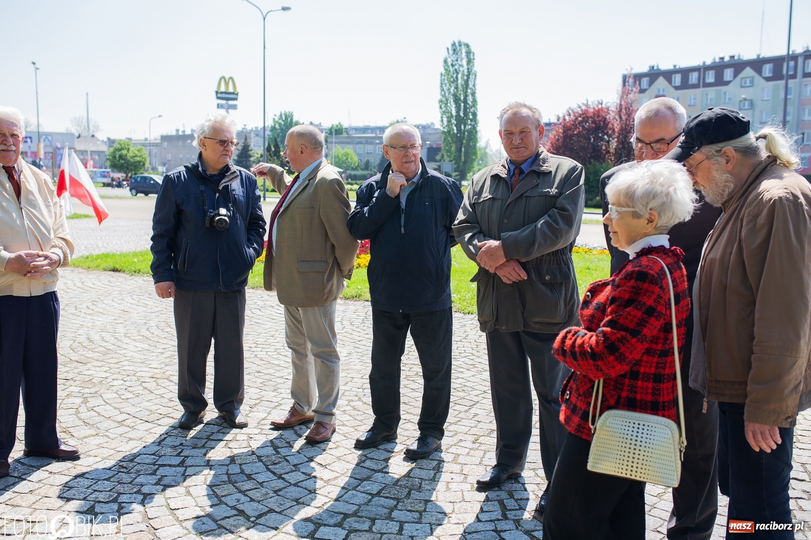 Zdjęcie w galerii na portalu naszraciborz.pl: Niech się święci 1 Maja. Lewica pod pomnikiem Matki Polki [FOTO] wiadomości z regionu