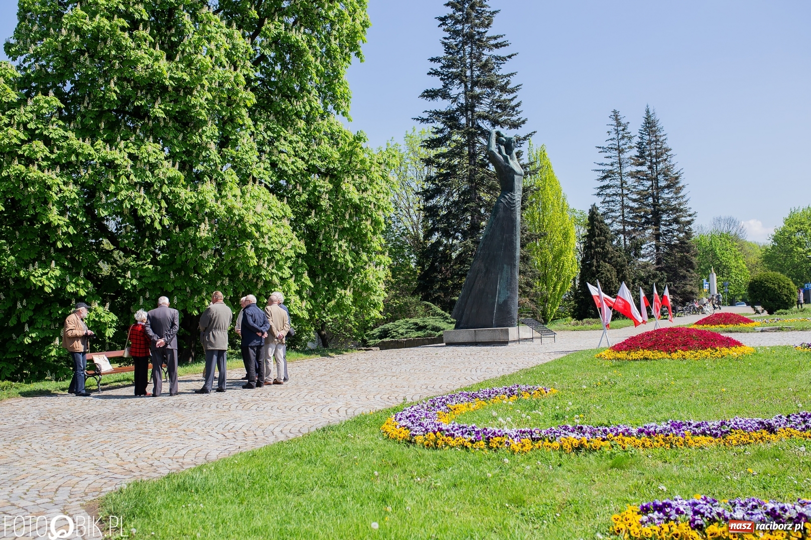 Zdjęcie w galerii na portalu naszraciborz.pl: Niech się święci 1 Maja. Lewica pod pomnikiem Matki Polki [FOTO] wiadomości z regionu