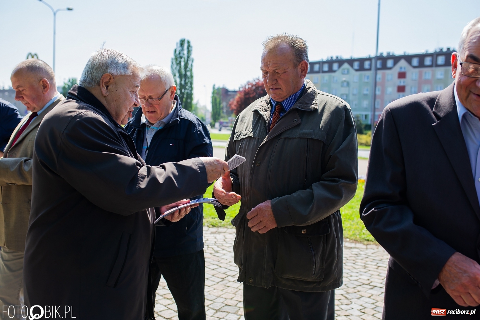 Zdjęcie w galerii na portalu naszraciborz.pl: Niech się święci 1 Maja. Lewica pod pomnikiem Matki Polki [FOTO] wiadomości z regionu