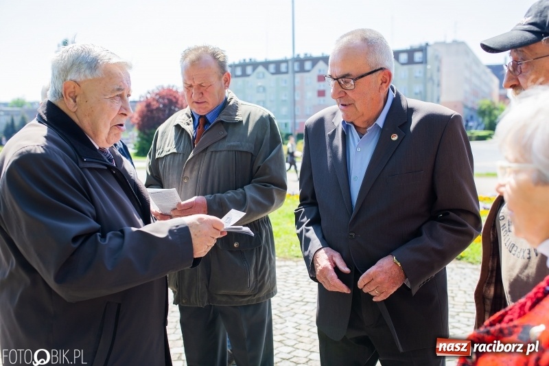 Zdjęcie w galerii na portalu naszraciborz.pl: Niech się święci 1 Maja. Lewica pod pomnikiem Matki Polki [FOTO] wiadomości z regionu
