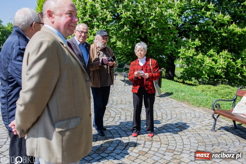 Zdjęcie w galerii na portalu naszraciborz.pl: Niech się święci 1 Maja. Lewica pod pomnikiem Matki Polki [FOTO] wiadomości z regionu